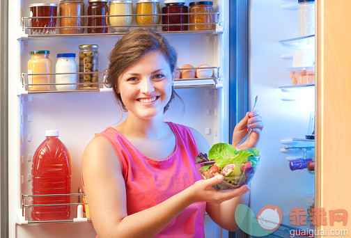 厨房,人,饮食,休闲装,食品_484176494_Woman Eating Healthy Salad in Front of Open Refrigerator_创意图片_Getty Images China