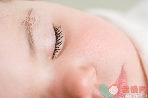人,室内,人的脸部,睫毛,睡觉_74010337_Close up of Hispanic baby sleeping_创意图片_Getty Images China