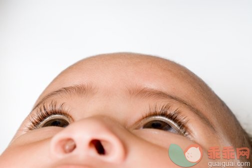 概念,构图,图像,摄影,看_200447493-001_Baby girl (6-9 months) looking upward, close-up_创意图片_Getty Images China