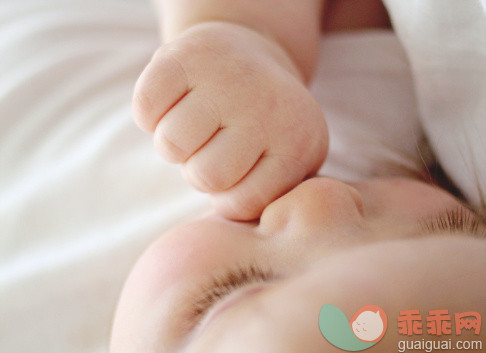 人,休闲装,婴儿服装,人的脸部,睫毛_167233101_Simple Thumbsucker_创意图片_Getty Images China
