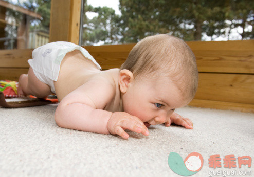 人,地毯,小毯子,尿布,室内_123513406_Baby girl playing on floor indoors_创意图片_Getty Images China