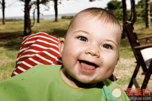 凌乱,人,户外,睫毛,蓝色眼睛_123513544_Portrait of baby girl with food around mouth_创意图片_Getty Images China