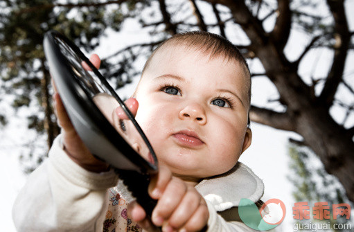 镜子,人,睫毛,蓝色眼睛,白人_123513400_Portrait of baby girl holding onto bike mirror_创意图片_Getty Images China