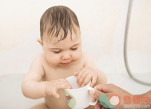 凌乱,人,户外,睫毛,蓝色眼睛_123513403_Baby girl taking a bath_创意图片_Getty Images China