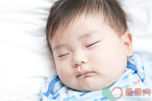 人,休闲装,婴儿服装,床,室内_488609409_Sleeping baby boy (6-11 months)_创意图片_Getty Images China