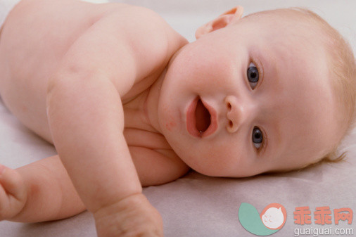 摄影,肖像,手,躺,侧卧_57567288_Close-up of a baby boy lying on his side_创意图片_Getty Images China