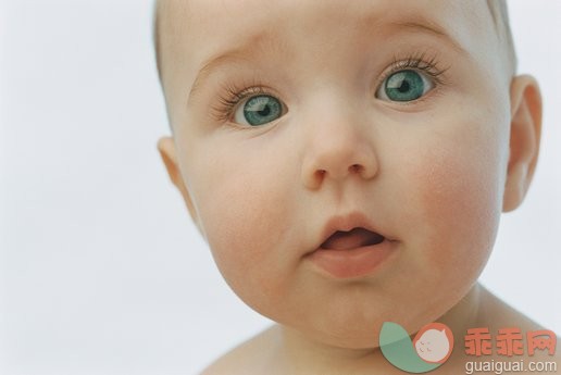 摄影,肖像,可爱的,室内,人的头部_200016864-001_Baby girl (6-9 months), close up_创意图片_Getty Images China