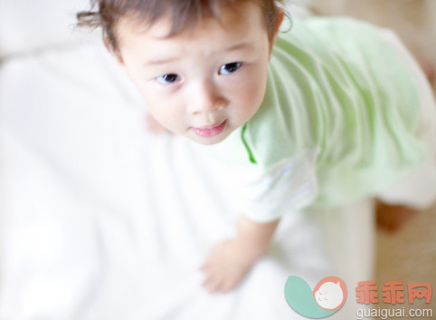 摄影,看,室内,衣服,休闲装_57225418_Japanese baby standing up_创意图片_Getty Images China