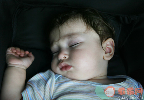 人,衣服,T恤,影棚拍摄,室内_82043552_Small baby sleeping_创意图片_Getty Images China