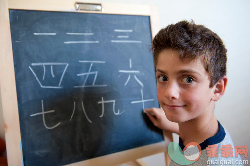 人,教育,文字,室内,棕色头发_108821295_Young boy writing mandarin Chinese on blackboard_创意图片_Getty Images China