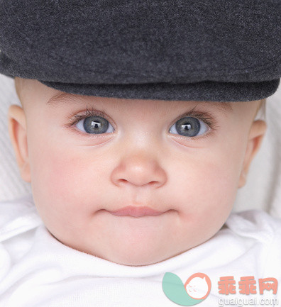 人,帽子,影棚拍摄,睫毛,蓝色眼睛_128087032_Portrait of baby with gray hat and white shirt_创意图片_Getty Images China