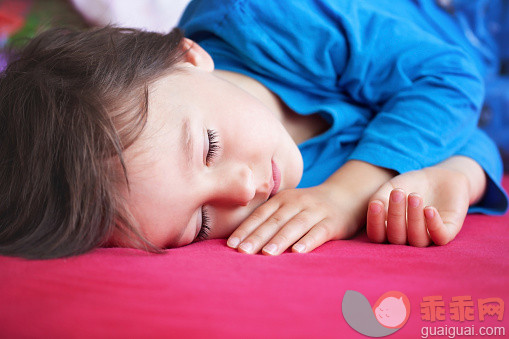 床,二件式睡衣,室内,睫毛,手_564707861_Adorable little toddler boy, sleeping peacefully_创意图片_Getty Images China