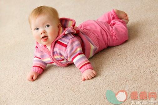 人,地毯,室内,白人,地板_77888127_Adorable baby girl_创意图片_Getty Images China