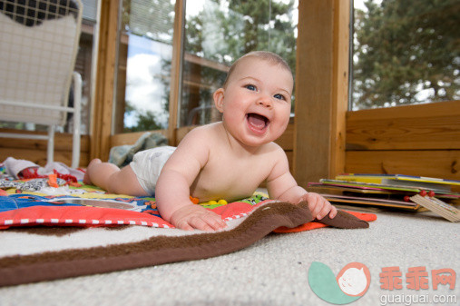 人,地毯,小毯子,尿布,玩具_123513405_Baby girl playing on floor indoors_创意图片_Getty Images China