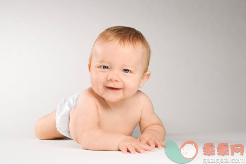 人,尿布,影棚拍摄,白人,爬_86525326_Baby crawling_创意图片_Getty Images China