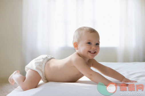 人,床,尿布,12到17个月,室内_138711746_Caucasian baby girl laying on bed_创意图片_Getty Images China