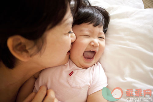 家庭,躺,女儿,枕头,脸颊_gic12276035_Korean family_创意图片_Getty Images China