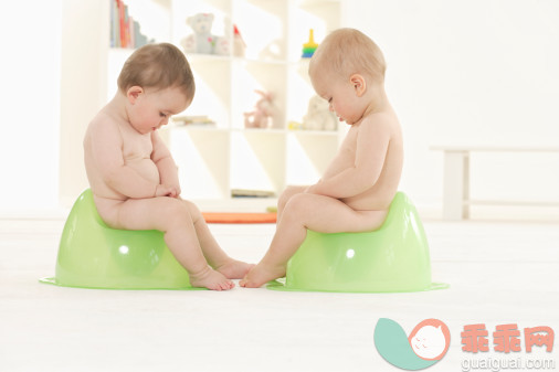 概念,主题,家庭生活,人生大事,构图_75020369_Two babies sitting on potty chairs_创意图片_Getty Images China