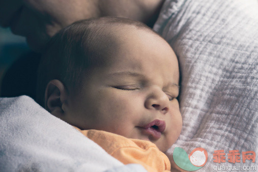 人,婴儿服装,室内,白人,母亲_154416446_a 11th day old newborn sleeping_创意图片_Getty Images China