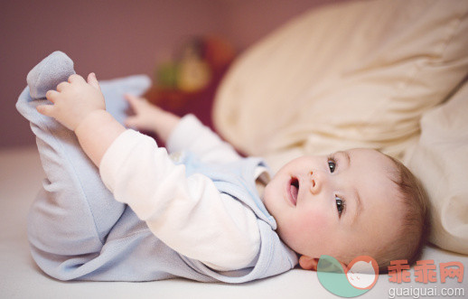 人,婴儿服装,床,室内,褐色眼睛_159763189_Baby in parents' bed_创意图片_Getty Images China