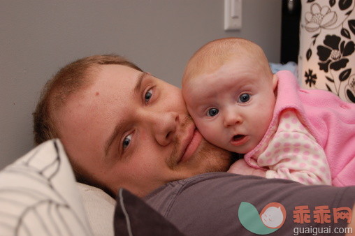 人,室内,25岁到29岁,灰色眼睛,胡茬_147515044_Father and daughter_创意图片_Getty Images China