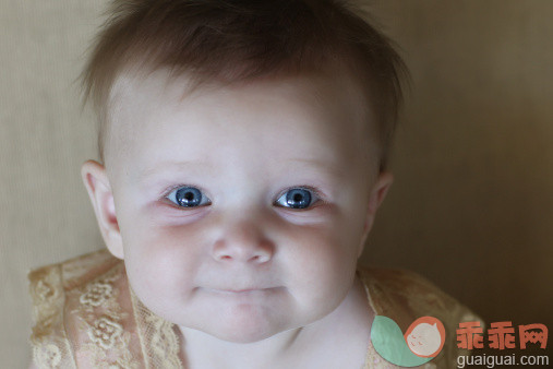 人,室内,蓝色眼睛,白人,白昼_127378993_Portrait of baby girl with blue eyes_创意图片_Getty Images China