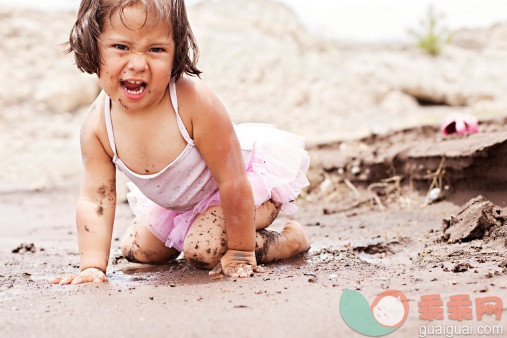 人,休闲装,婴儿服装,12到17个月,户外_153983854_Toddler Plays With Mud and Growls_创意图片_Getty Images China