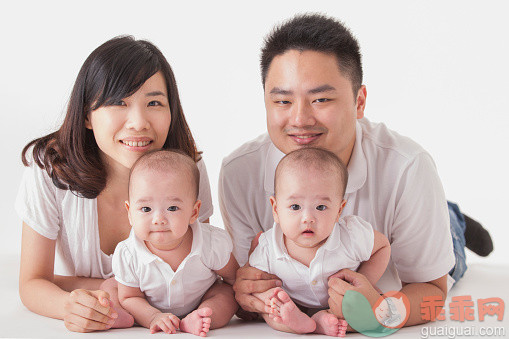 人,休闲装,婴儿服装,影棚拍摄,室内_558986557_Family with twins smiling happily at the camera_创意图片_Getty Images China