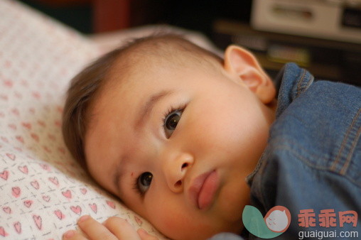人,婴儿服装,室内,褐色眼睛,棕色头发_150756798_Baby boy lying down_创意图片_Getty Images China
