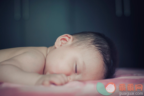 人,室内,床单,睡觉,0到11个月_149656499_Baby sleeping_创意图片_Getty Images China