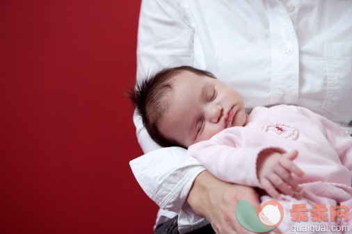 概念,构图,图像,摄影,人际关系_75314953_Sleeping baby in mother's arms_创意图片_Getty Images China