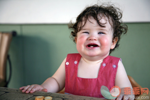人,衣服,婴儿服装,12到17个月,室内_91640484_Laughing Baby Boy_创意图片_Getty Images China