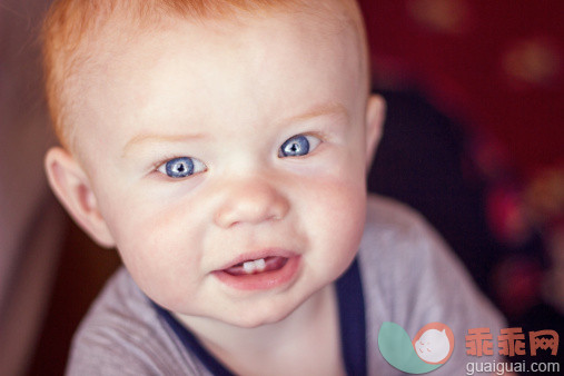 人,婴儿服装,室内,人的牙齿,蓝色眼睛_158209925_Getaway_创意图片_Getty Images China