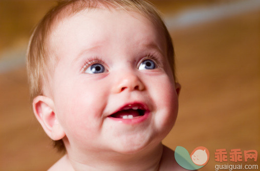 摄影,肖像,褐色,褐色背景,人的牙齿_200301769-001_Amused baby boy (9-12 months) smiling, posing in studio, close-up, portrait_创意图片_Getty Images China