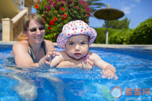 人,帽子,度假,12到17个月,户外_gic14000075_Spain, Mallorca, mother and her little daughter together in a swimming pool_创意图片_Getty Images China