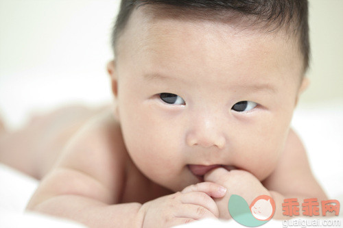 趴着,摄影,影棚拍摄,面部表情,看_gic10343393_Portrait of baby boy_创意图片_Getty Images China