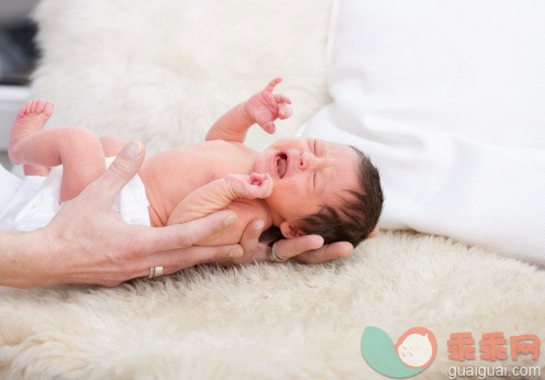 人,尿布,生活方式,2到5个月,室内_152416429_Hands holding crying infant_创意图片_Getty Images China