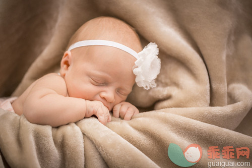 射击,人,花环,影棚拍摄,室内_gic14066441_USA, Utah, Lehi, Portrait of newborn baby (0-1 months)_创意图片_Getty Images China