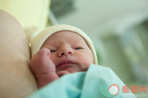 人,室内,部分,白昼,羊毛帽_175834829_Newborn baby_创意图片_Getty Images China