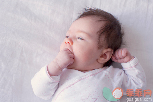 人,婴儿服装,床,室内,卧室_497332889_Baby with fingers in mouth_创意图片_Getty Images China