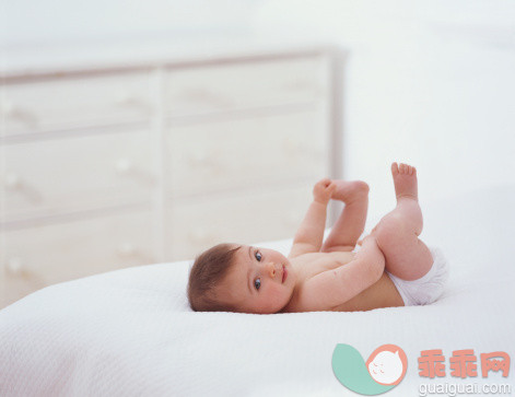 人,半装,床,尿布,室内_145064100_Baby girl (7 months) lying on back, raising legs and holding one foot with hand_创意图片_Getty Images China