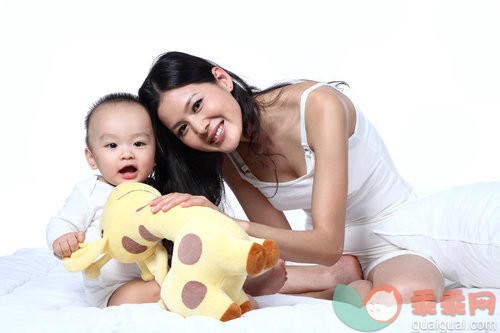 可爱的,婴儿期,小的,赤脚,人_9ae38e878_坐在床上的母子_创意图片_Getty Images China