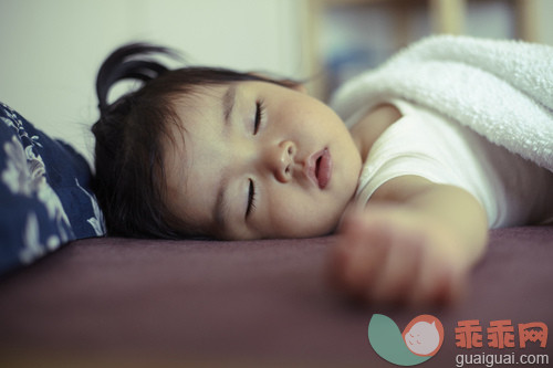 人,床,室内,人体,短发_gic14128429_Sleeping an asian baby_创意图片_Getty Images China