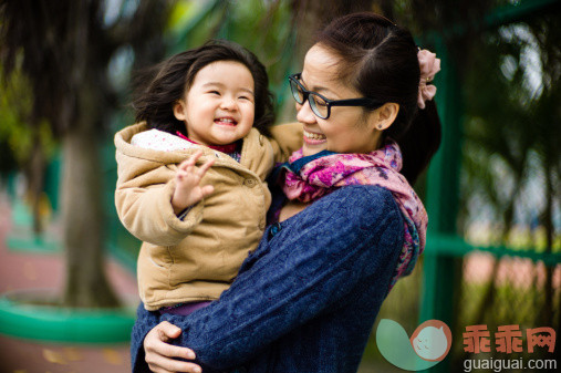 人,毛衣,12到17个月,户外,30岁到34岁_161737970_pretty mom holding baby under the breeze joyfully_创意图片_Getty Images China