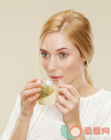 人,食品,影棚拍摄,20到24岁,杯_98541607_close up of woman about to drink fresh tea_创意图片_Getty Images China