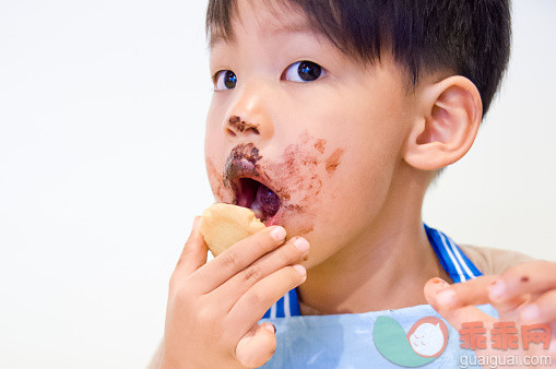 厨房,饮食,甜食,生活方式,室内_569034693_Asian boy eating biscuits._创意图片_Getty Images China