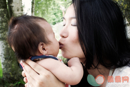 人,户外,30岁到34岁,爱的,深情的_497333093_Mother kissing infant son_创意图片_Getty Images China