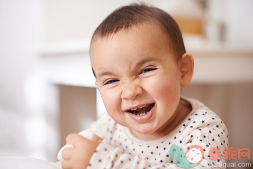 人,休闲装,婴儿服装,住宅内部,床_515810139_Just wait until diaper changing time_创意图片_Getty Images China