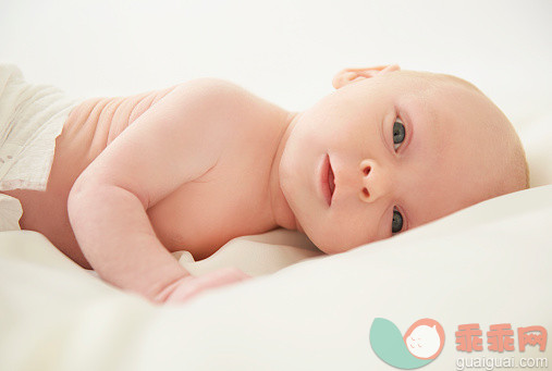 摄影,2015年,婴儿期,_554624125_baby lying on side looking to camera_创意图片_Getty Images China