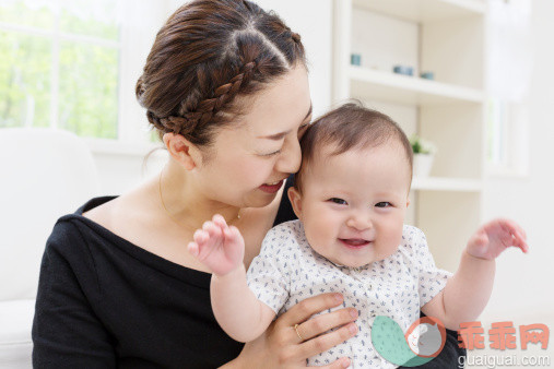 人,休闲装,室内,深情的,微笑_511587891_Mother And Daughter_创意图片_Getty Images China